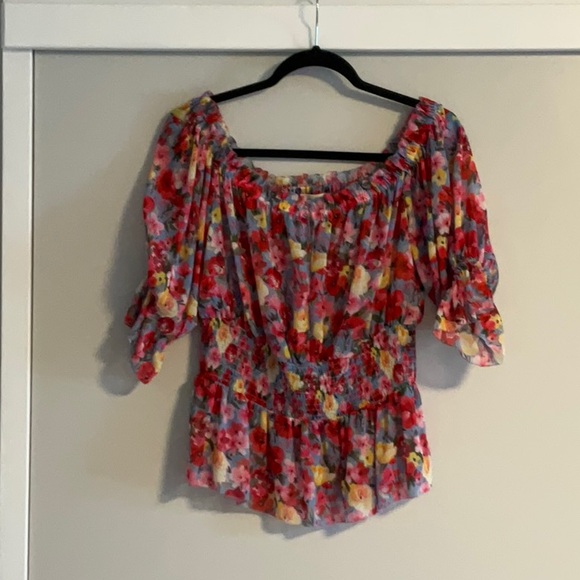 Feminine blouse - Picture 1 of 12